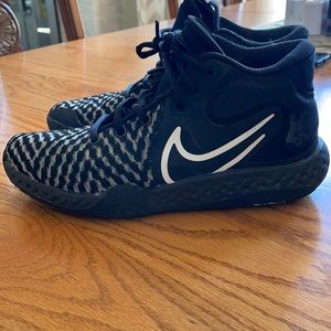 Basketball shoes